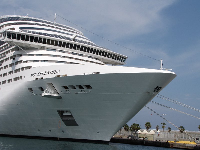 boeg msc splendida.jpg - Als je er vlak langs vaart blijkt hoe groot deze schepen zijn.